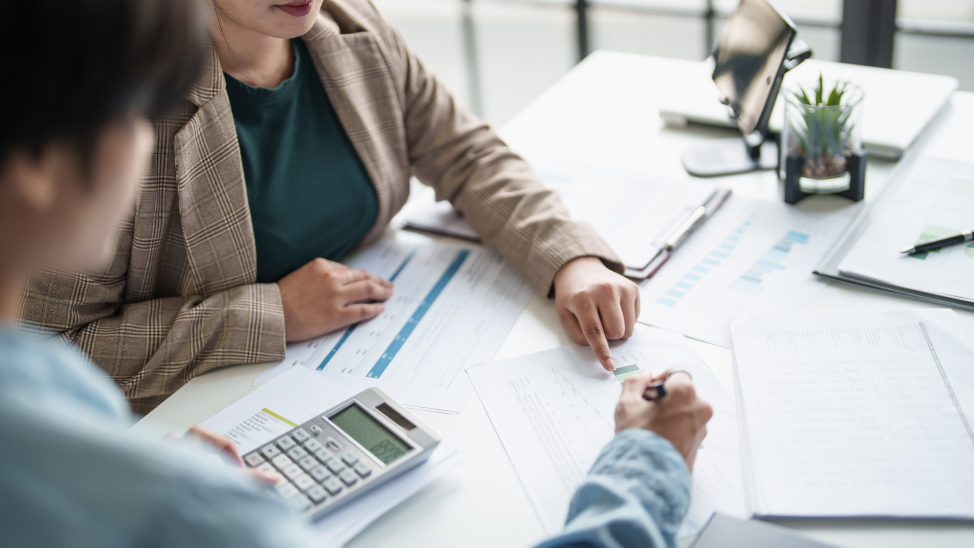 Featured image for the guide: Roth vs. Traditional IRA: Which Is Best for Me?